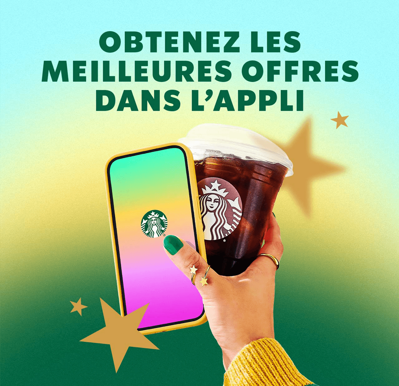 Obtenez les meilleures offres dans l'appli | Main tenant un téléphone et une boisson Starbucks