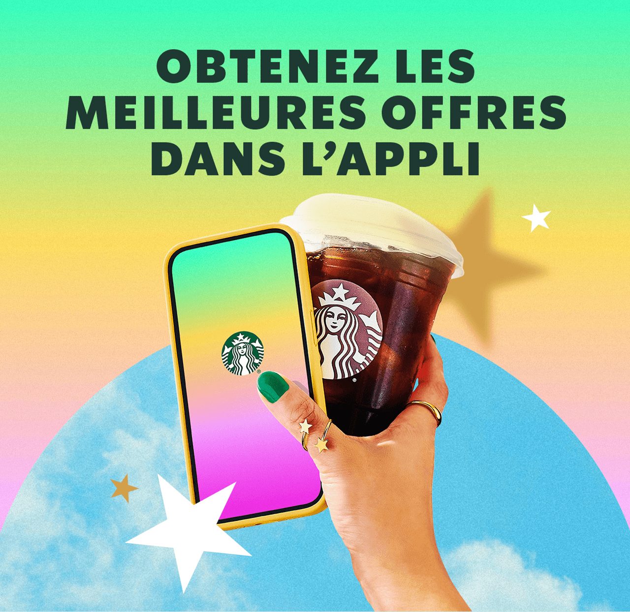 Obtenez les meilleures offres dans l’appli | Main tenant un téléphone et une boisson Starbucks
