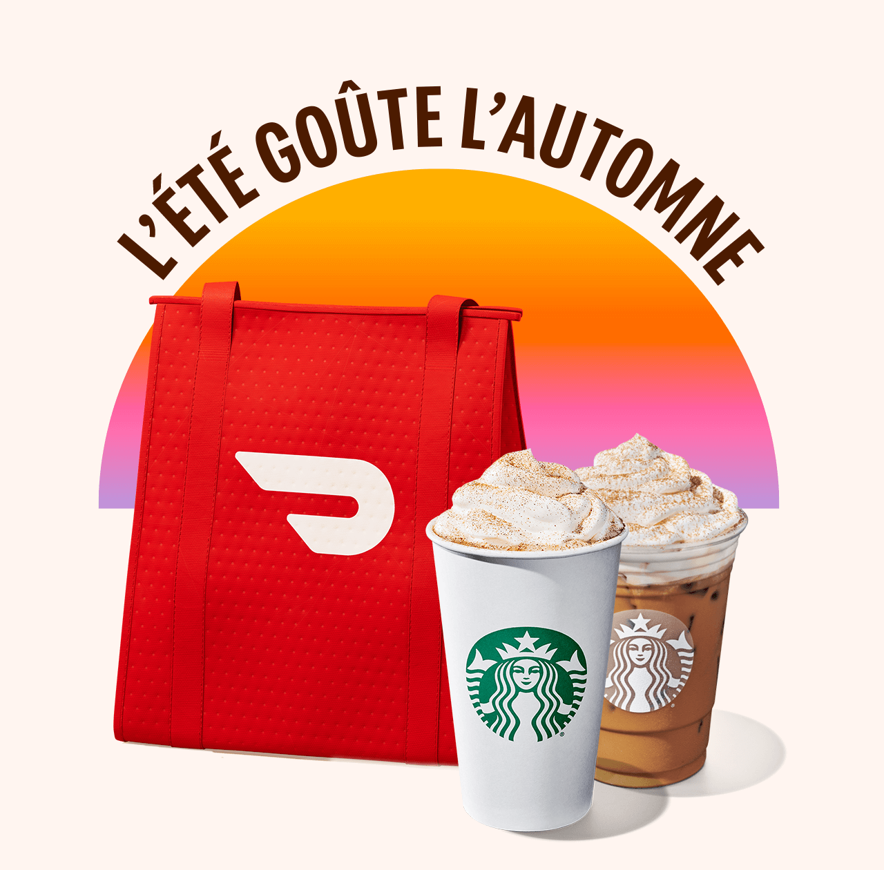 L’été goûte l’automne | Image d'un latte à la citrouille épicée placé près d'un sac de livraison rouge à l'effigie de DoorDash.