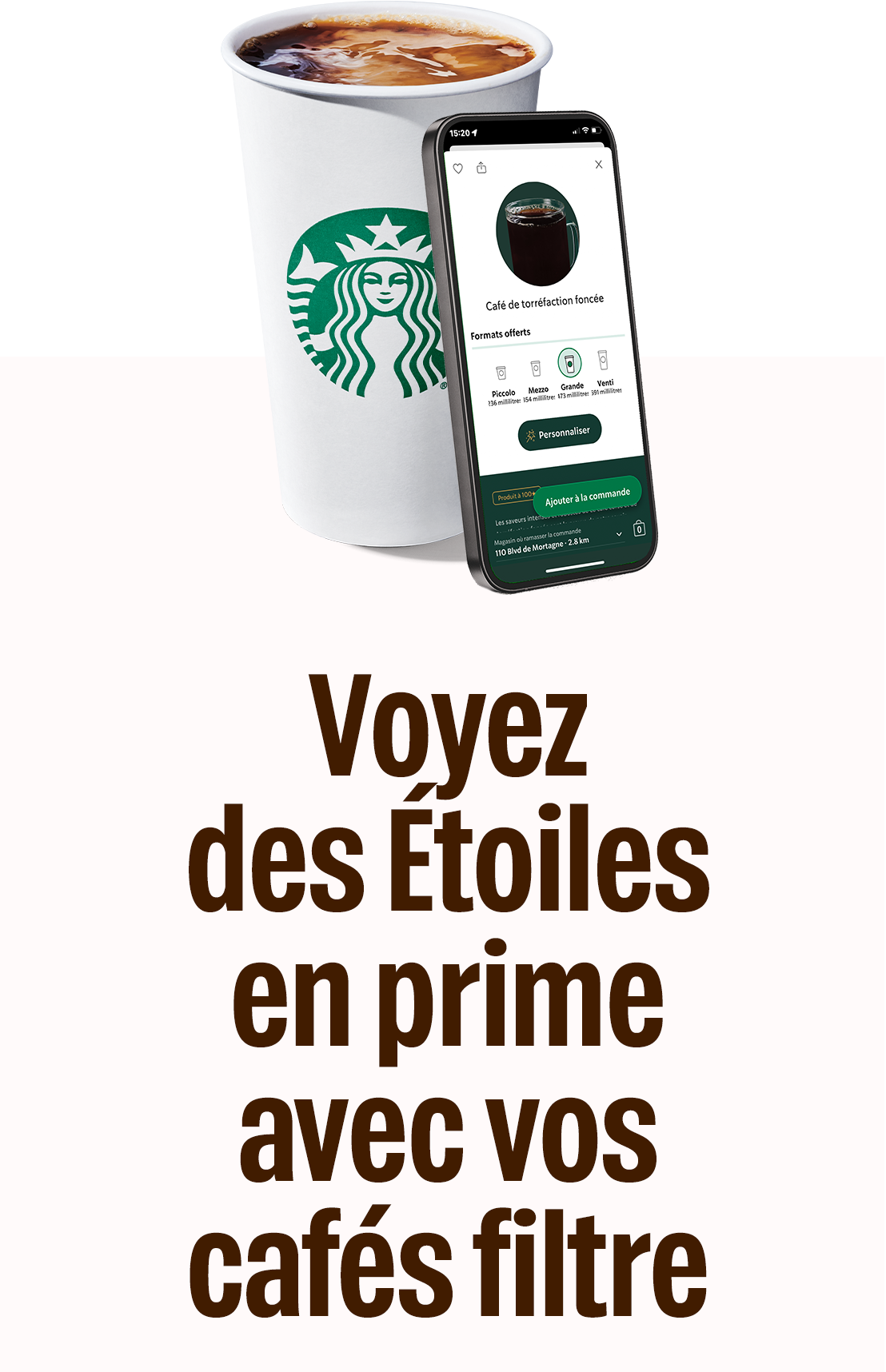 Voyez des Étoiles en prime avec vos cafés filtre | Vue de face d'un café filtre chaud dans un gobelet sur lequel est accoté un téléphone intelligent ouvert sur l'appli Starbucks®.
