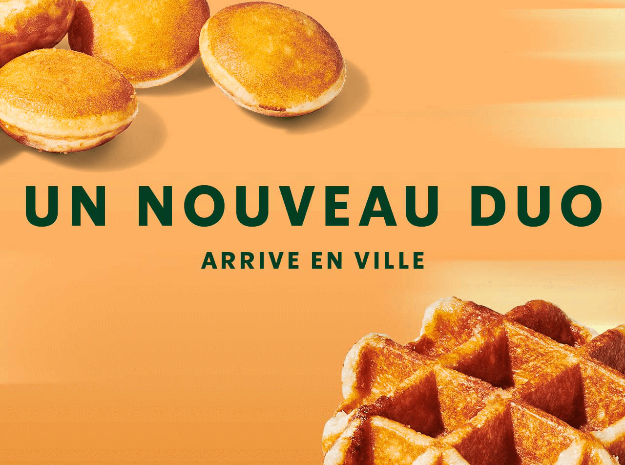 Petit déjeuner, grand bonheur | Gros plan sur les nouvelles minicrêpes à l’érable rondes et dorées de Starbucks, ainsi que sur une gaufre liégeoise dorée à la perfection.