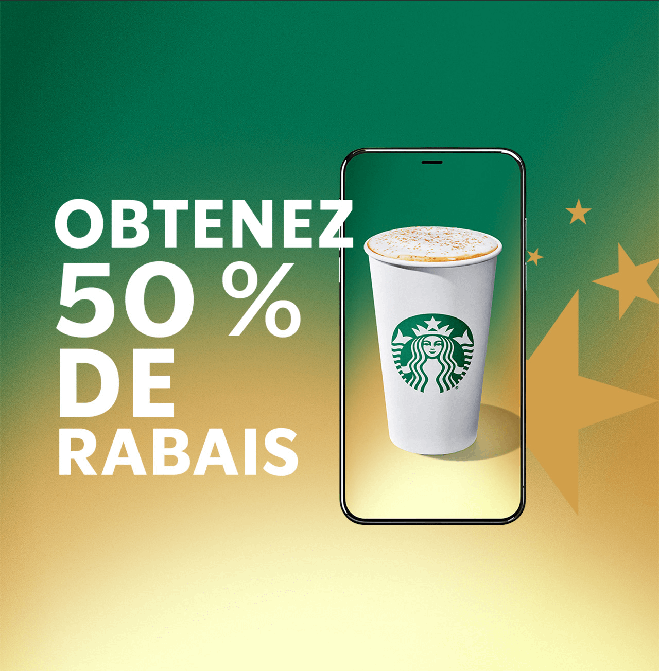 OBTENEZ 50 % DE RABAIS | Latte à la pistache sur écran de téléphone, avec logo Récompenses Starbucks entouré d’étoiles, sur fond vert et doré.