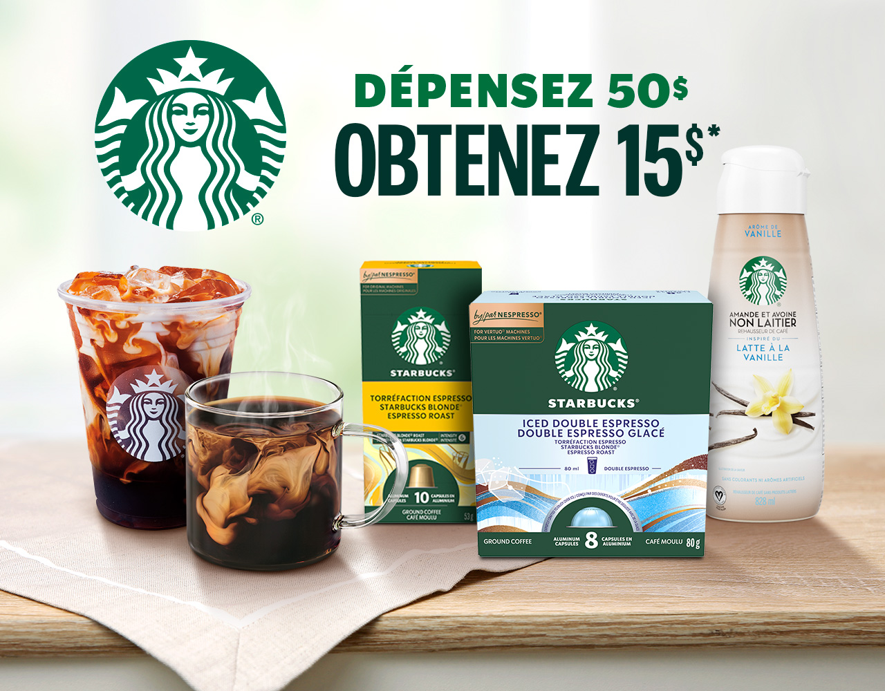 Une tasse de café Starbucks et une tasse en verre sont posés à côté de produits Café pour la maison sur un comptoir de cuisine. Le texte indique : « Dépensez 50 $, obtenez 15 $ ».