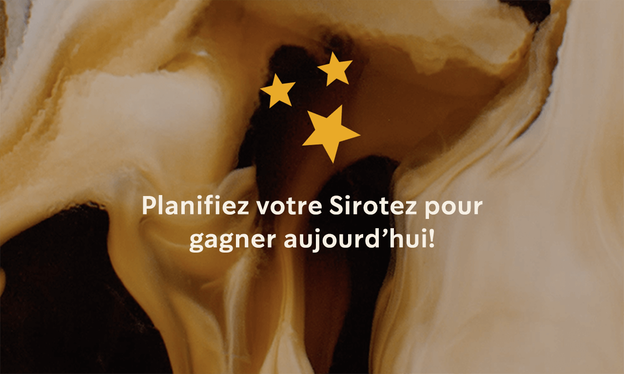 Planifiez votre Sirotez pour gagner aujourd’hui! | Un riche tourbillon de café et de lait se mélangeant en arrière-plan avec trois étoiles qui scintillent au-dessus de la phrase « Planifiez votre Sirotez pour gagner aujourd’hui ».